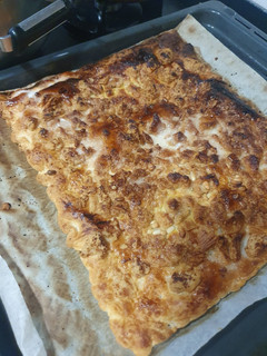 Una foto de Coca de llardons (chicharrones)