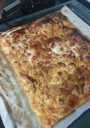 Una foto de Coca de llardons (chicharrones)