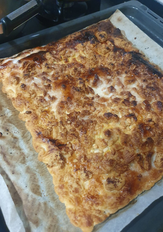 Una foto de Coca de llardons (chicharrones)