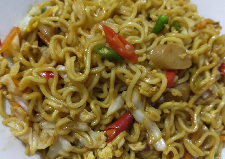 Langkah Mudah untuk Menyiapkan Indomie goreng sedap yummy, Lezat