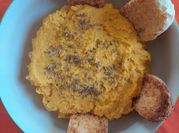 Una foto di hummus di ceci