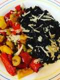 Riso Venere con gamberetti, zucchine e peperoni