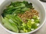 汆燙大陸妹蔥乾麵