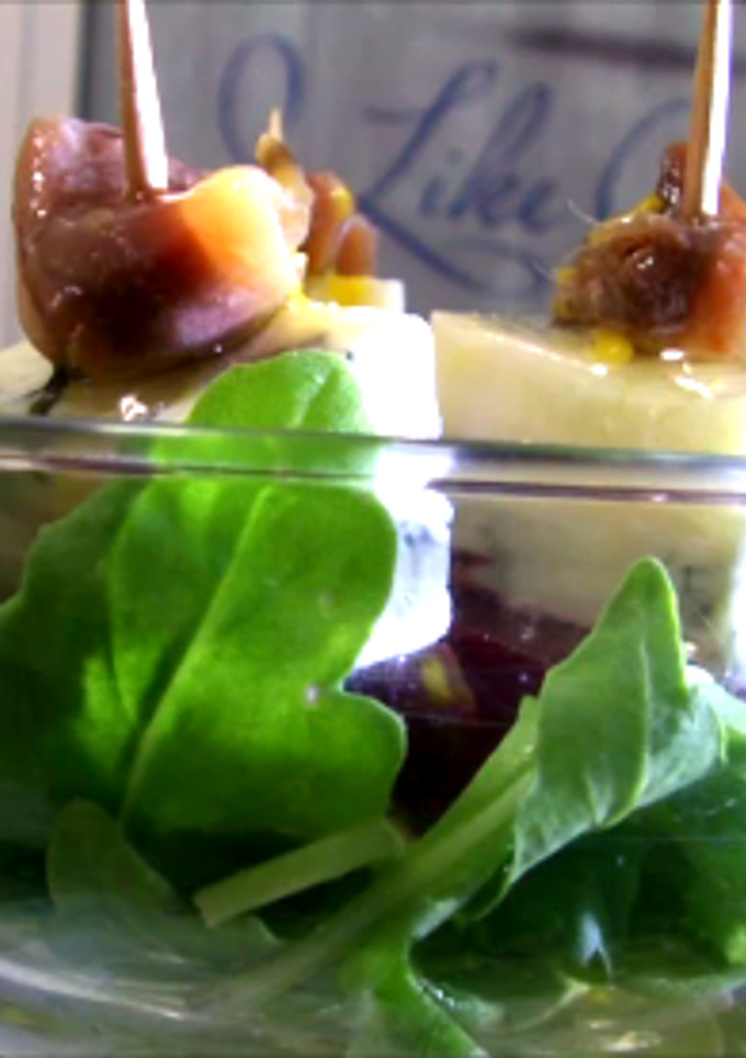 Una foto de Pincho de Gorgonzola, remolacha y anchoa con vinagreta de mostaza