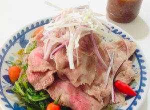 Una foto de Ensalada caliente de Shabu Frío de Cerdo🇺🇾🇯🇵豚ロース冷しゃぶ温サラダ