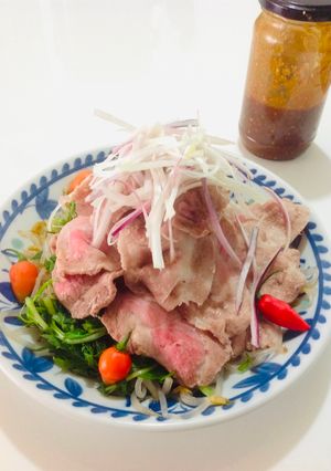 Una foto de Ensalada caliente de Shabu Frío de Cerdo🇺🇾🇯🇵豚ロース冷しゃぶ温サラダ
