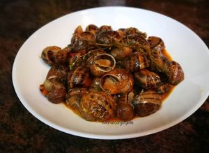 Una foto de Caracoles en salsa