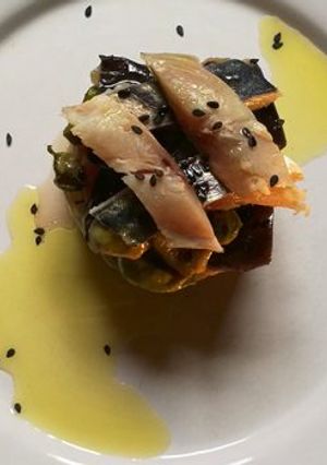 Una foto de Caballa encurtida con cebolla y berenjena