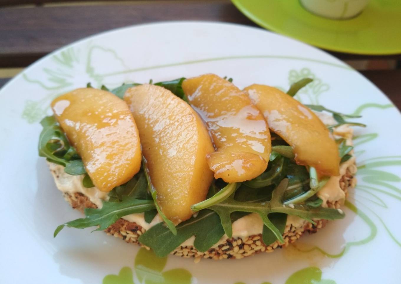 Tosta de hummus y manzana caramelizada