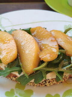 Una foto de Tosta de hummus y manzana caramelizada