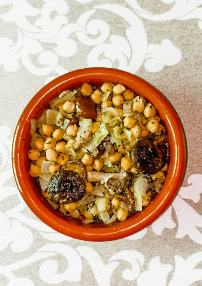 Una foto de Garbanzos con setas