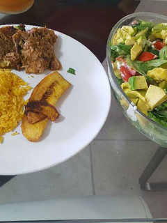 Una foto de Sol de Elena. Pollo asado con rodajas de naranja y canela