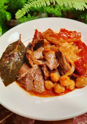 Une photo de Tajine d'agneau oignons tomates 🍴