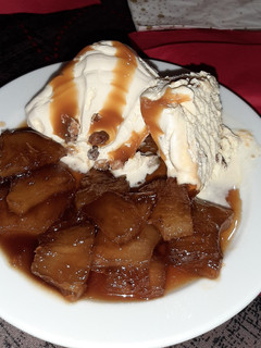 Una foto de Piña caramelizada con helado