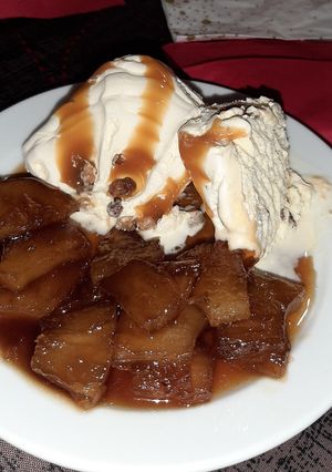 Una foto de Piña caramelizada con helado