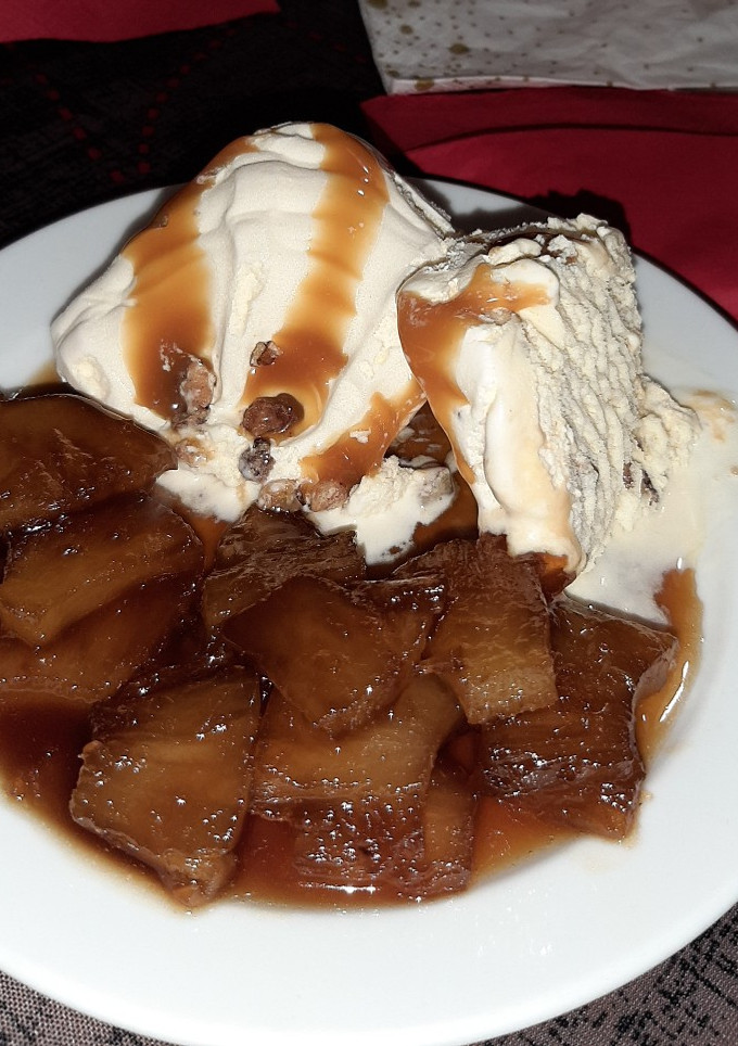 Una foto de Piña caramelizada con helado