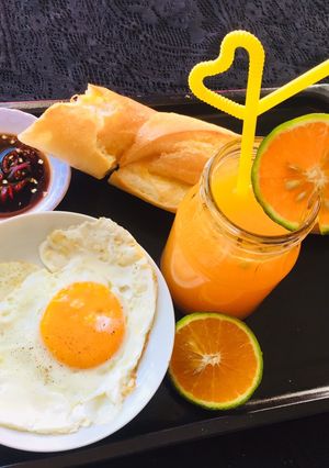 Hình của món Bánh mì trứng ốp laNước cam épĐủ chất covid.