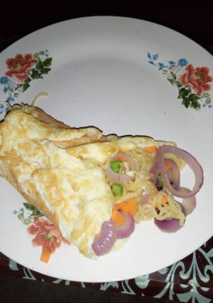 A picture of Noodles wrapped in egg.