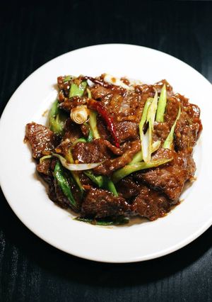 Hình của món Bò xào Mông Cổ "chuẩn hàng".