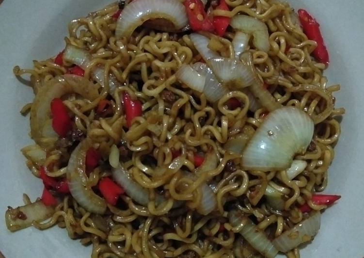 Cara mengolah Mie Instant Goreng Bawang Bombay Pedas legit