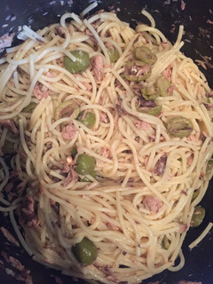 Una foto de Pasta con salmón y aceitunas