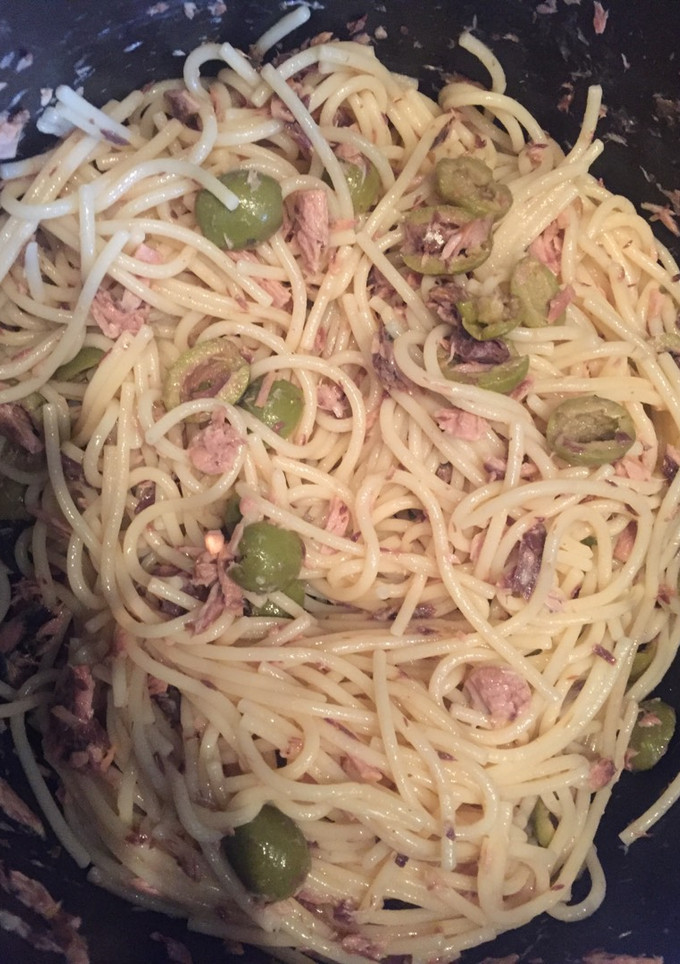 Una foto de Pasta con salmón y aceitunas