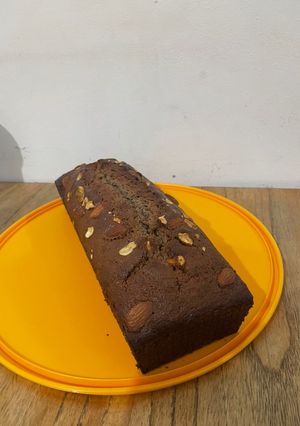 Una foto de Budín de banana, frutos secos y chocolate 🍌🍫
