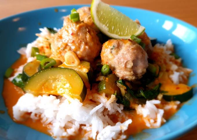 Chicken meatballs with red curry sauce