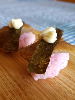 Una foto de Nigiri rosado de sardina marinada
