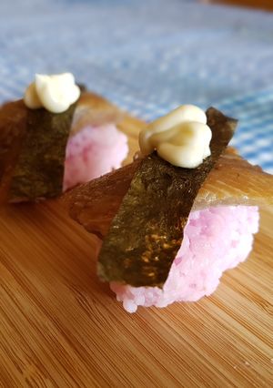 Una foto de Nigiri rosado de sardina marinada