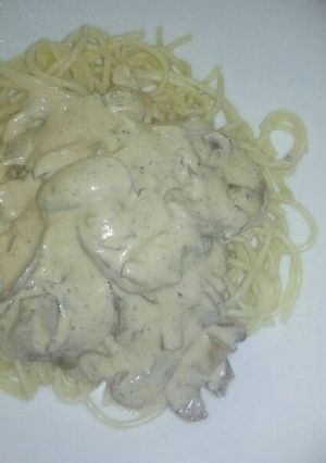 Una foto de Espaguetis con salsa de champiñones