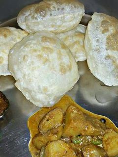 লুচি আলুর তরকারি (luchi aloor torkari recipe in Bengali) রেসিপির প্রধান ছবি