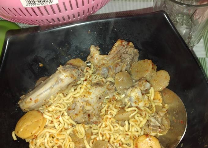 Seblak sozis,mie, baso dan tulang ayam