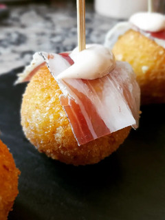 Una foto de Croquetas de pies de cerdo y gambas con panceta