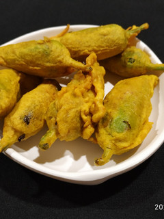 ભરેલાં મરચાં ના ભજીયા (Bharela Marcha Bhajiya Recipe In Gujarati) રેસીપી મુખ્ય ફોટો