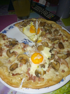 Una foto de Pizza carbonara