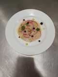 Carpaccio de atún con falso caviar de frutos rojos