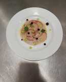 Carpaccio de atún con falso caviar de frutos rojos
