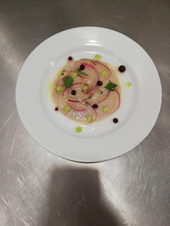 Una foto de Carpaccio de atún con falso caviar de frutos rojos