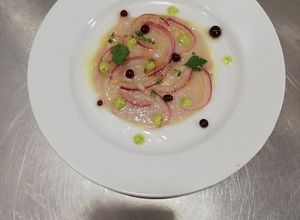 Una foto de Carpaccio de atún con falso caviar de frutos rojos