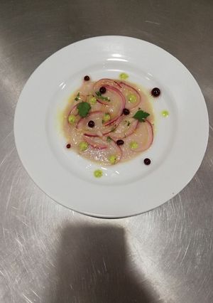 Una foto de Carpaccio de atún con falso caviar de frutos rojos