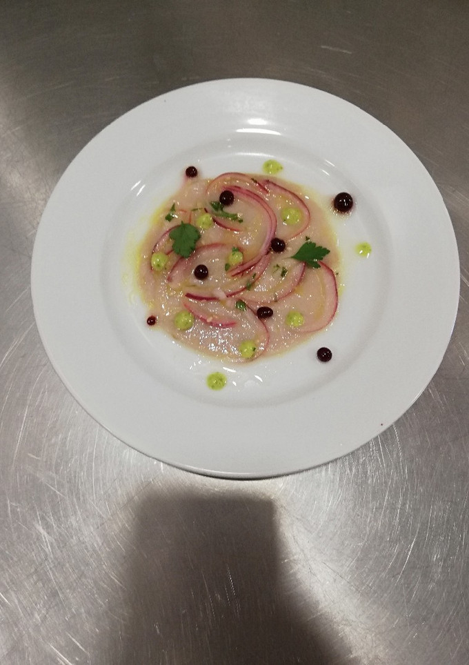 Una foto de Carpaccio de atún con falso caviar de frutos rojos
