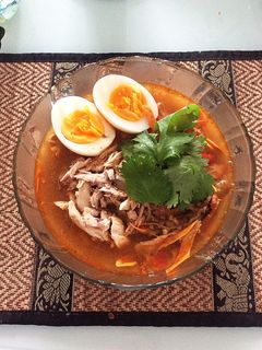 รูปของ ก๋วยเตี๋ยวเศษไก่ไข่ต้มต้มยำ