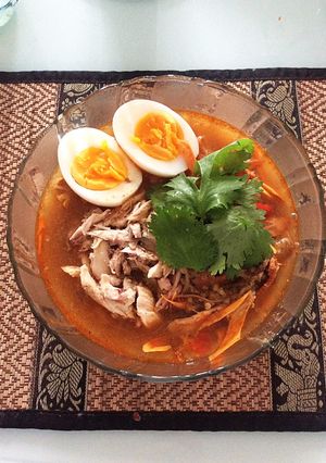 รูปของ ก๋วยเตี๋ยวเศษไก่ไข่ต้มต้มยำ
