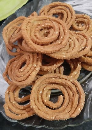 होम मेड चकली(homemade chakli recipe in hindi) रेसिपी मुख्य फोटो