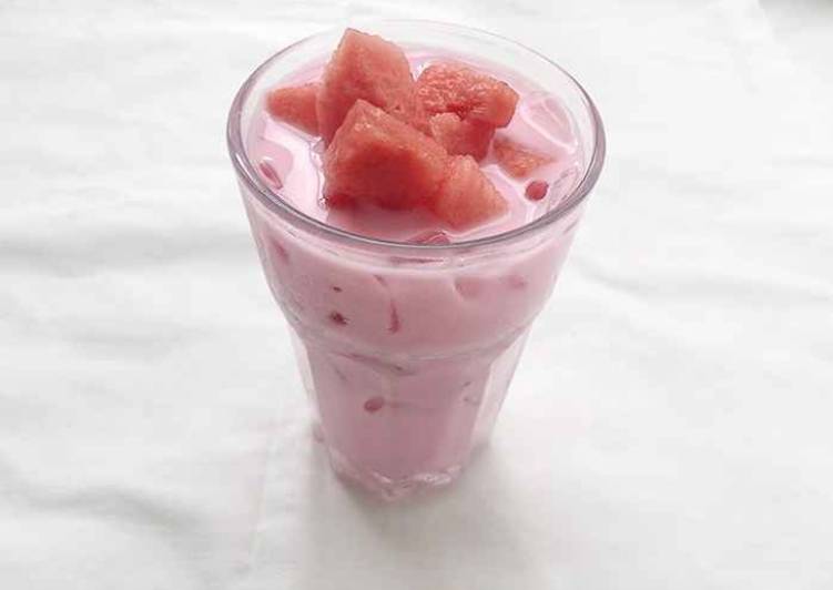 Cara Gampang Menyiapkan Es susu semangka, Bisa Manjain Lidah