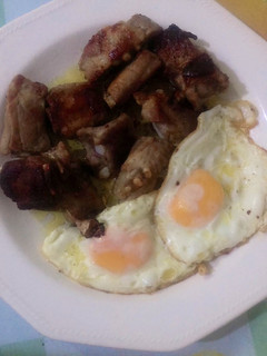 Una foto de Costilla con ajos y huevos fritos