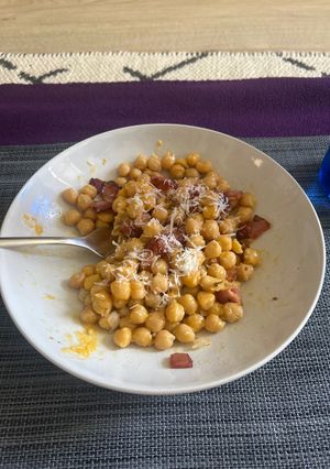 Una foto de Garbanzos carbonara