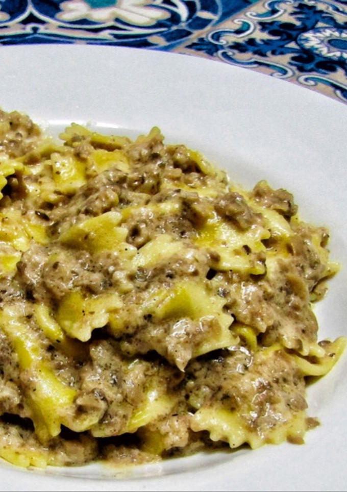 Una foto de Pasta con salsa de setas y queso