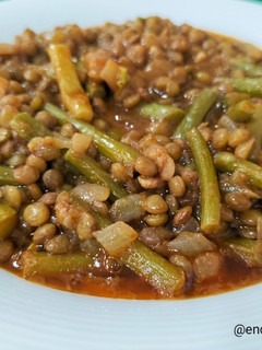 Una foto de Lentejas con ajetes, trigueros y gambas